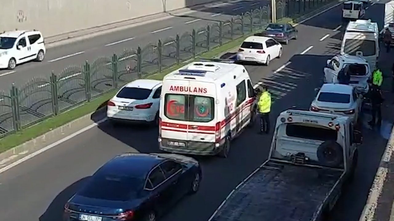 Diyarbakır'da zincirleme kaza trafiği kilitledi
