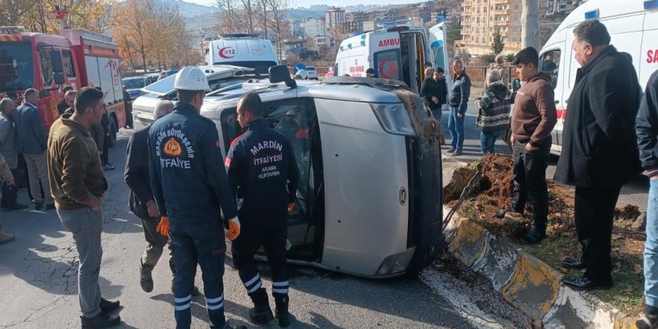 Hafif ticari araç takla attı: 3'ü ağır 4 yaralı