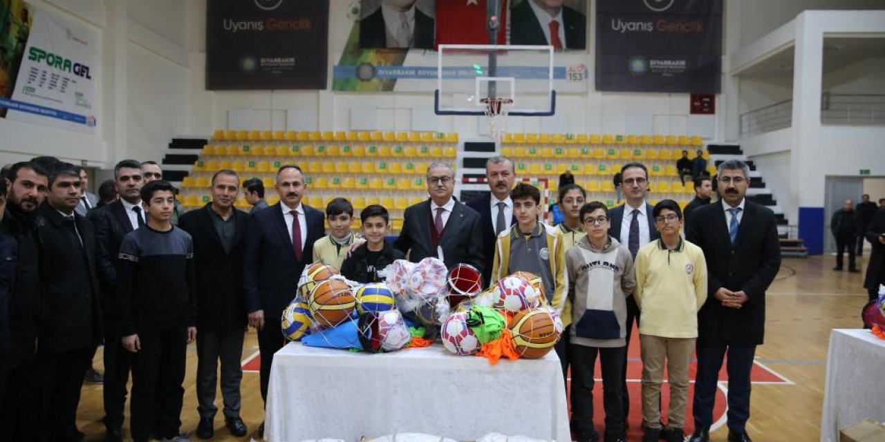 Diyarbakır’da okullara spor malzemesi desteği