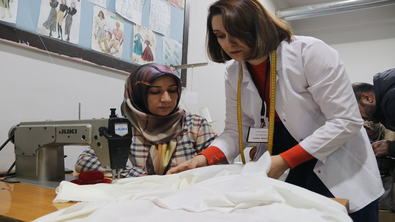 Diyarbakır'daki anneler dikiş eğitimi alıyor