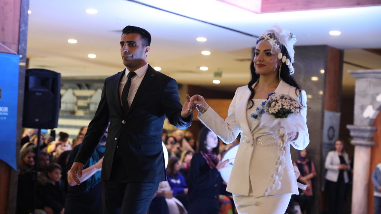 Diyarbakır'da 'Geçmişten geleceğe yöresel kıyafetler ve moda tasarım yarışması' düzenlendi