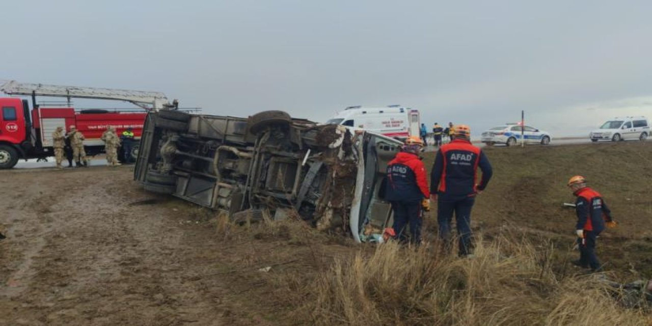 Van'da yolcu midibüsü devrildi: 27 kişi yaralandı