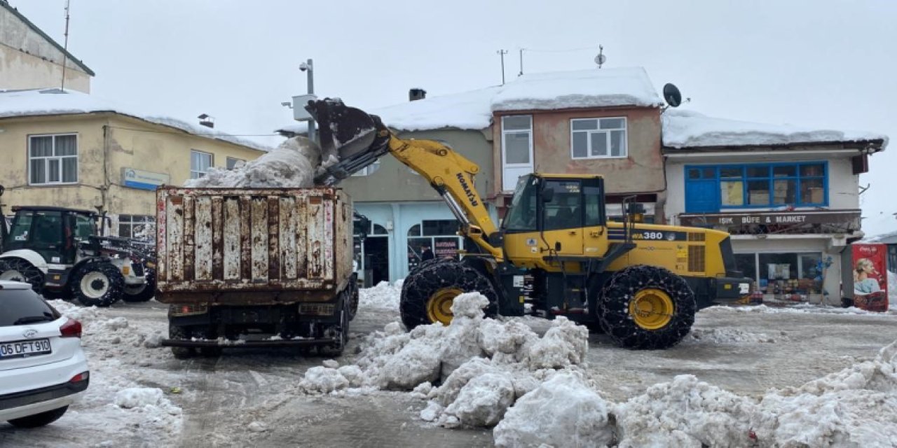 Karlıova'da 500 kamyon kar ilçe dışına atıldı