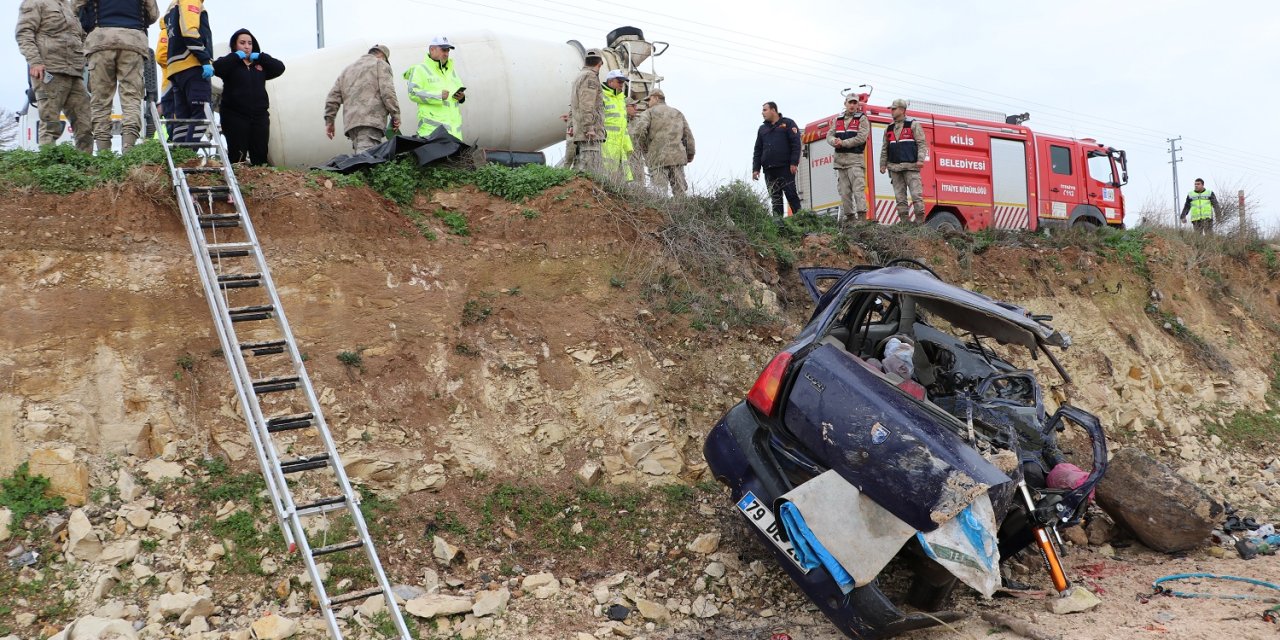 Beton mikseri ile otomobilin çarpıştığı kazada 2 kişi öldü