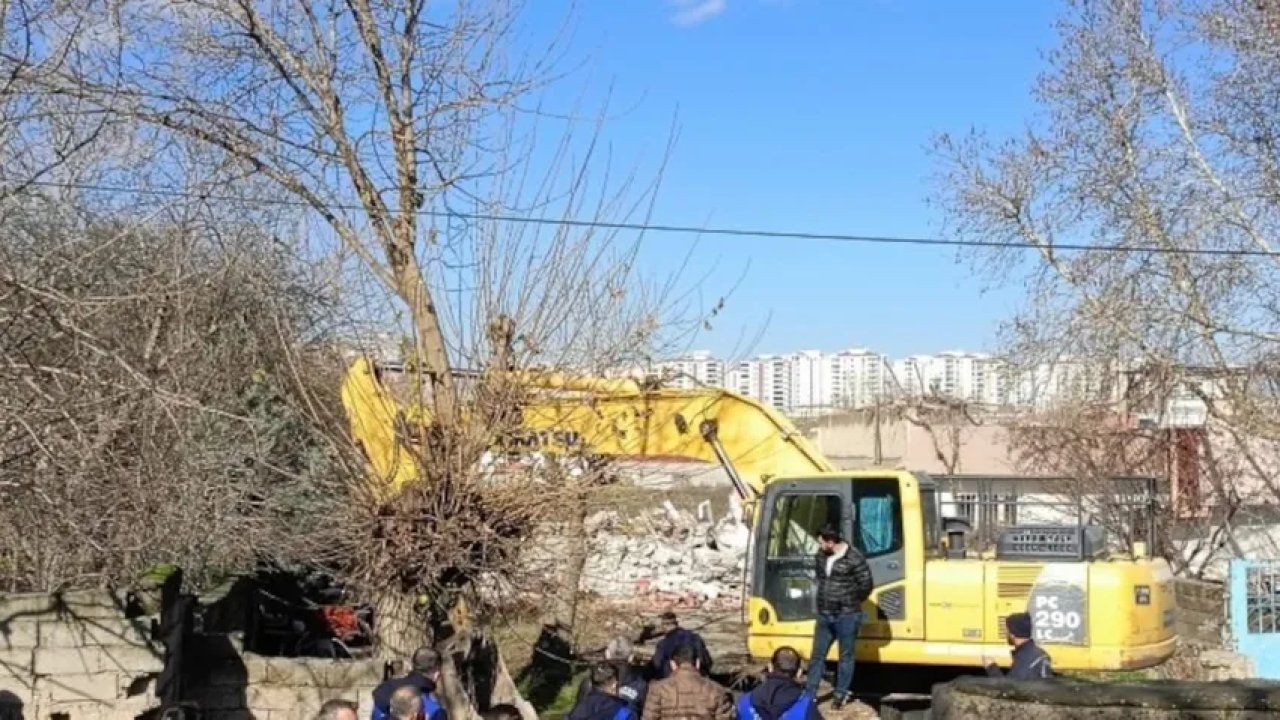 Diyarbakır kayyımı Fabrika Mahallesi'ni yıkmaya başladı