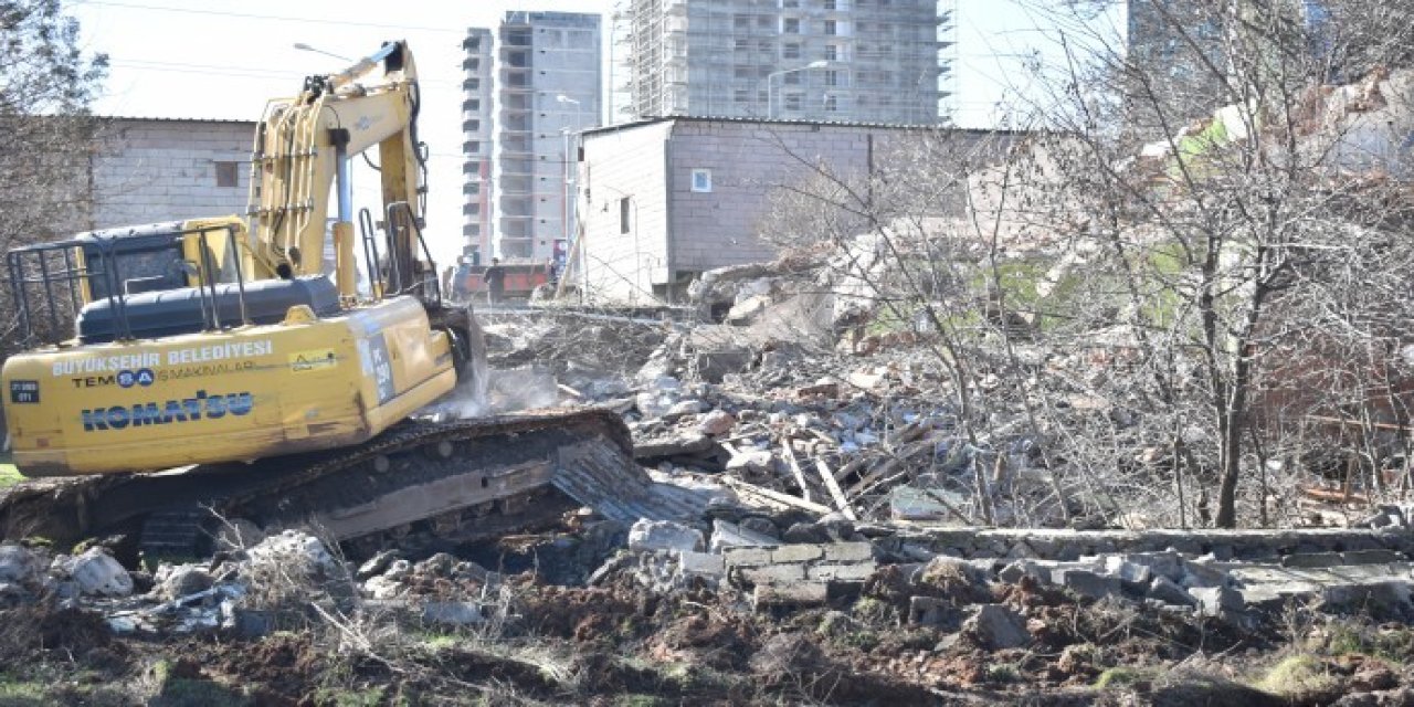 Diyarbakır’da evleri yıkılan mahallelilerden kayyıma tepki