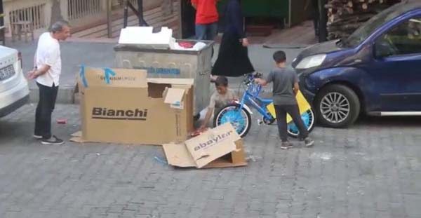 Küçük kardeşlerin bisiklet hayali emek verdikleri konteynerden çıktı