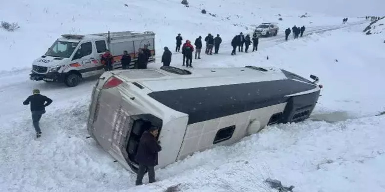 Cenazeden dönenleri taşıyan yolcu otobüsü devrildi: 14 yaralı