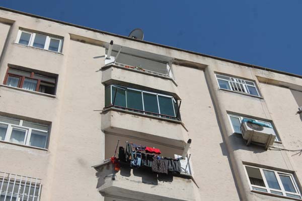 Diyarbakır’da balkon camı tost yiyen gencin kafasına düştü