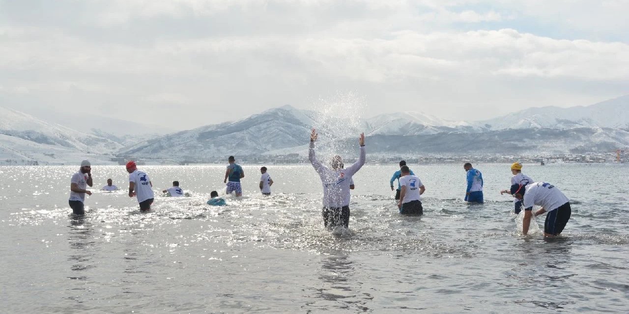 Bitlis'te 'Kış Yüzme Şenliği'nde soğuğa aldırılış edilmedi