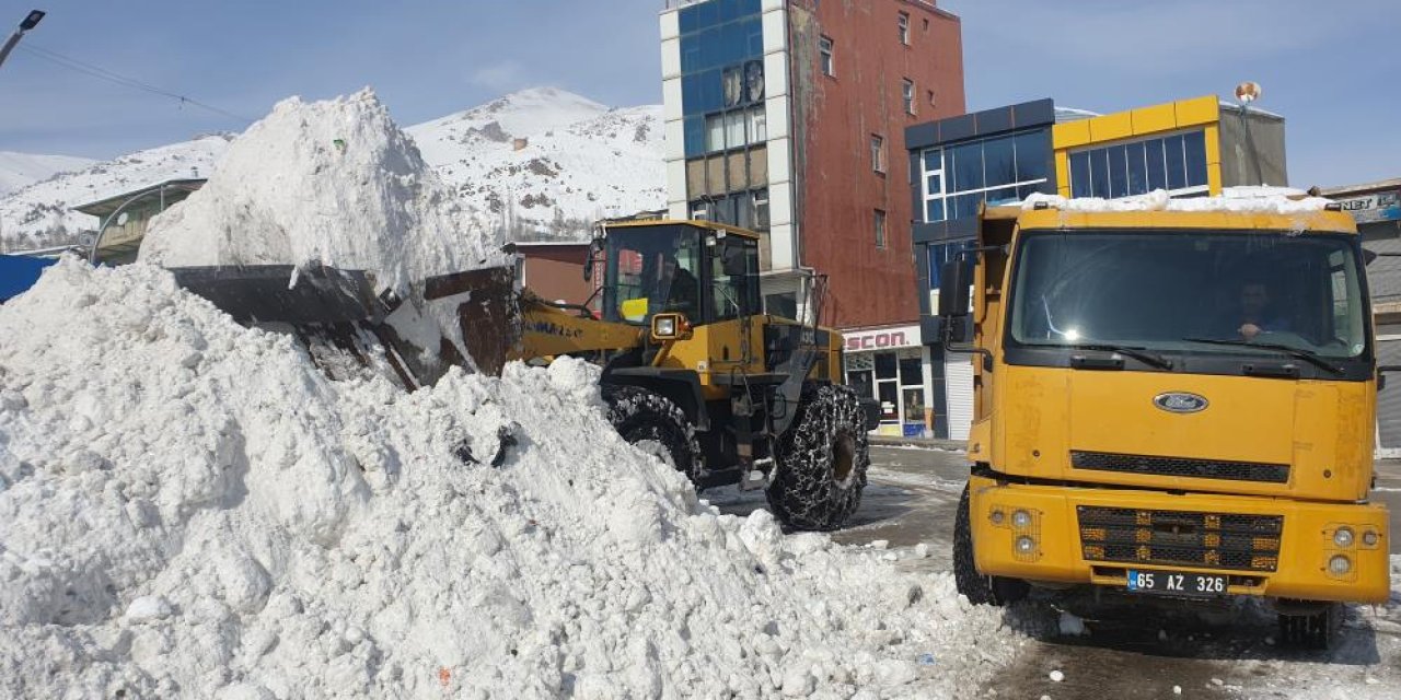 Başkale’de karlar kamyonlarla ilçe dışına taşınıyor