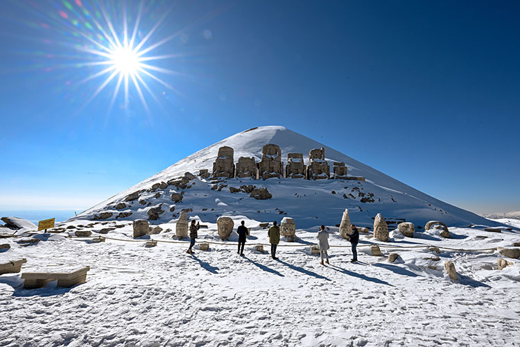 Nemrut Dağı'nın heykelleri kışın da ziyaretçilerini ağırlıyor