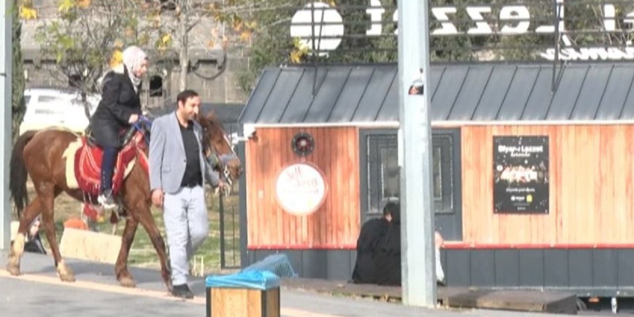 Turistler, Diyarbakır’ı at sırtında geziyor