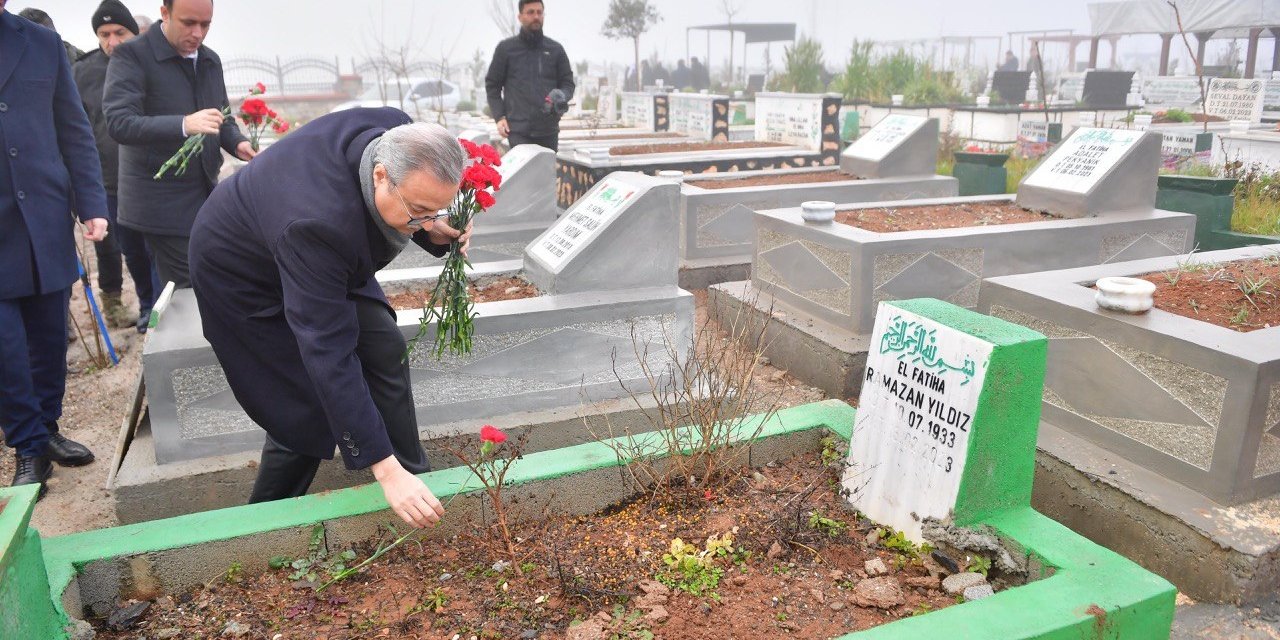 Diyarbakır'da depremde yitirilen canların mezarlarına karanfil bırakıldı