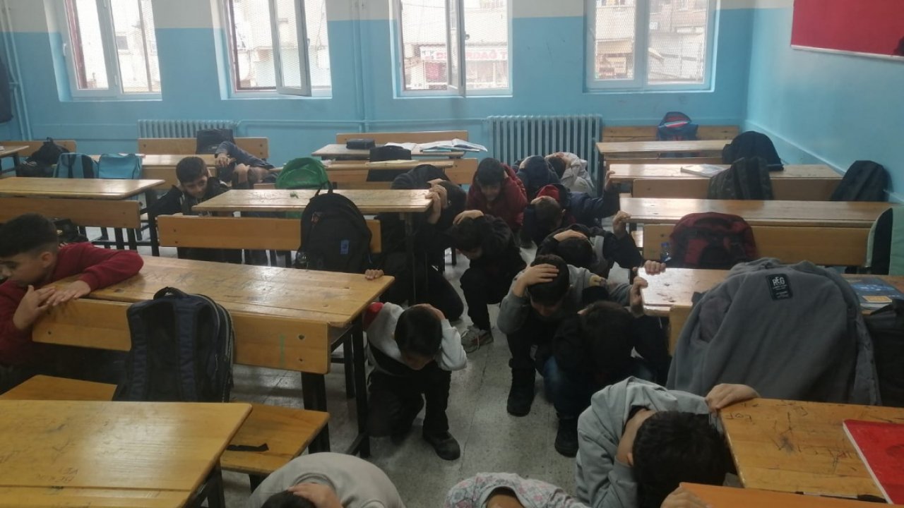 Diyarbakır'da okullarda deprem tatbikatı yapıldı