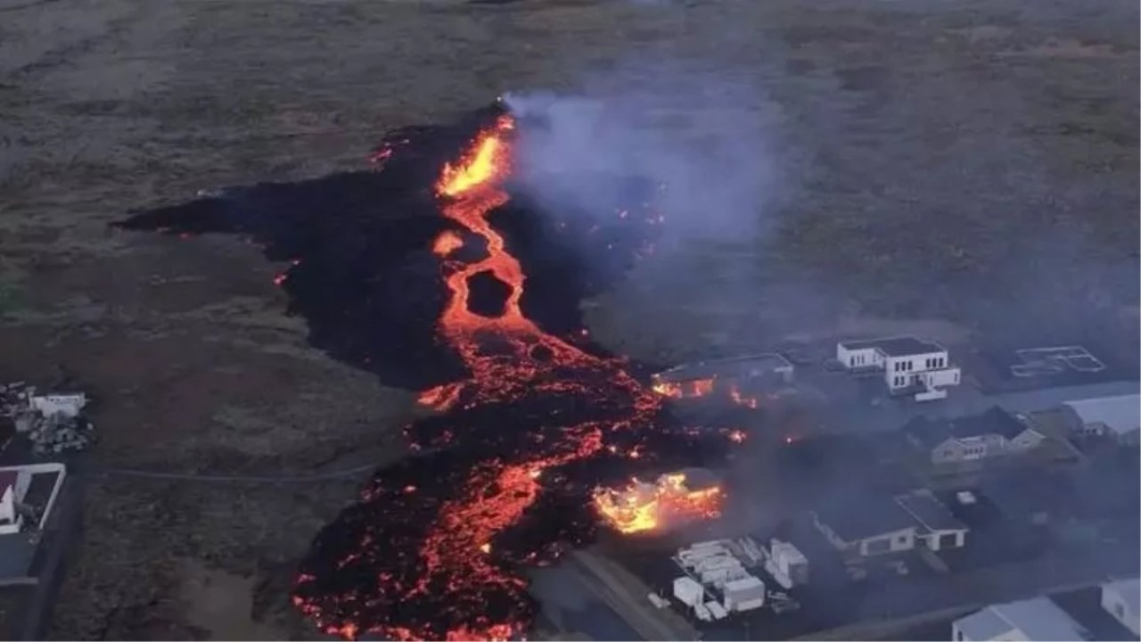 Endişe artıyor: İkinci kez yanardağ patladı