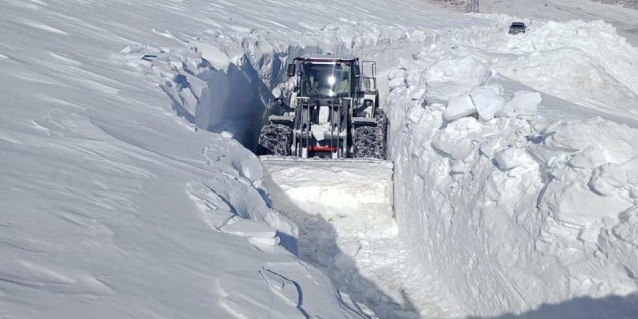 5 metrelik kar: İş makinesi kayboldu