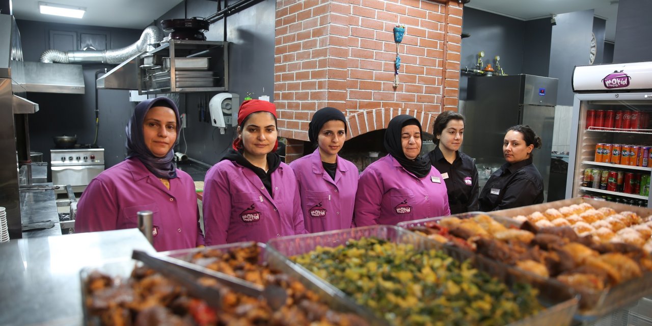 Depremzede kadınlar, ücretsiz yemek verilen restoranda çalışıyor