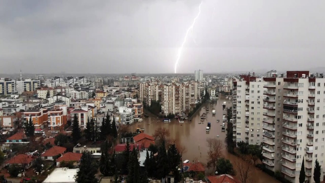 Antalya'daki sel drone kameralarında, bir mahalle sular altında kaldı