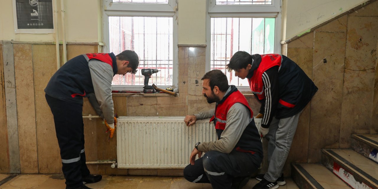 Diyarbakır’da “öğrenciler üşümesin” diye kolları sıvadılar