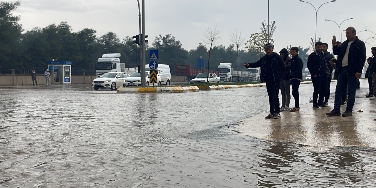 Şanlıurfa'da sağanak ve dolu hayatı olumsuz etkiledi