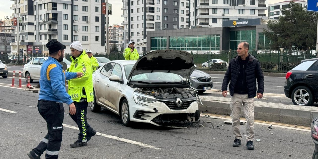 Diyarbakır'da refüje çarpan otomobilin sürücüsü yaralandı