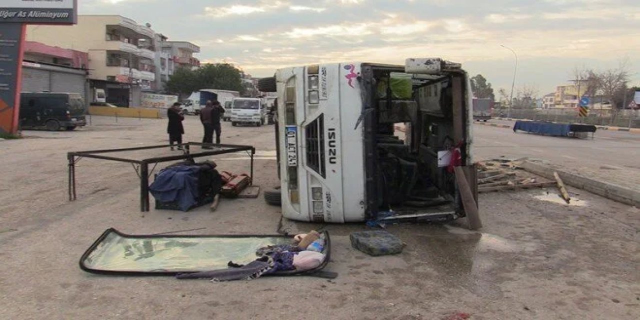 Tarım işçilerini taşıyan midibüs devrildi: Yaralılar var