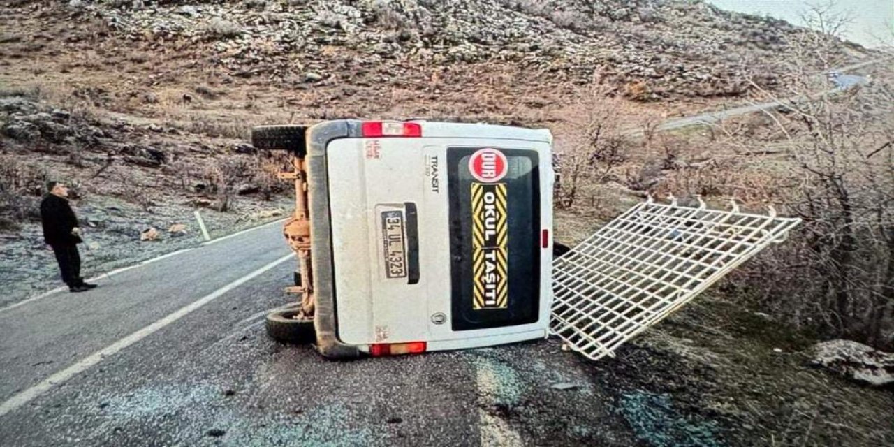 İşçileri taşıyan minibüs devrildi; yaralalar var