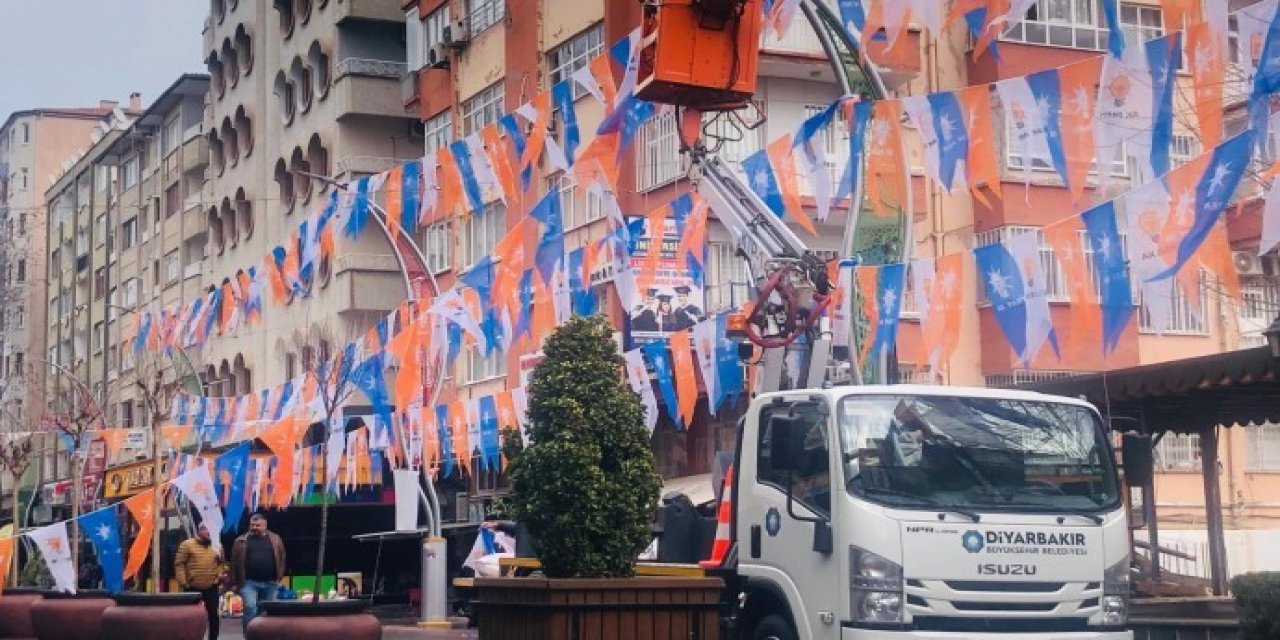 Diyarbakır’da belediyeye ait araçla AK Parti bayrakları asıldı