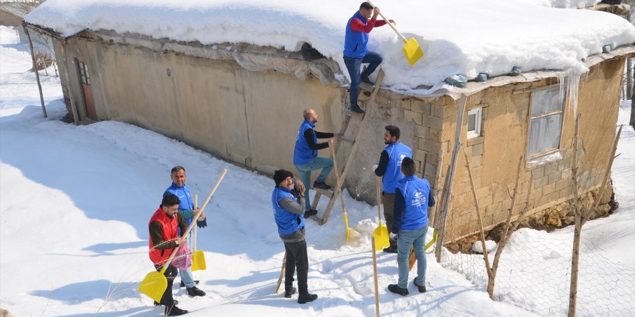Gönüllü gençler yaşlı çiftin evinin damında biriken karı temizledi