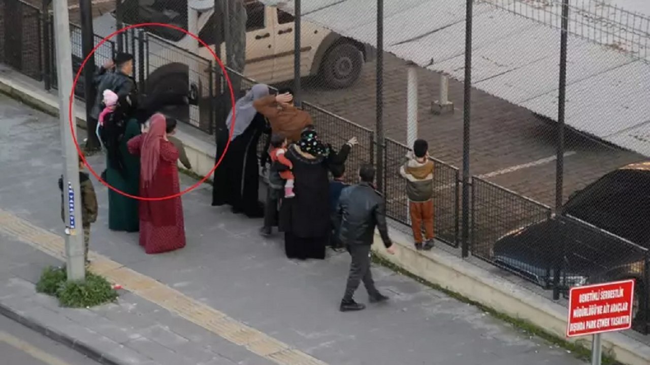 Diyarbakır’da tutuklama tepkisi: Adliye tellerini tekmelediler