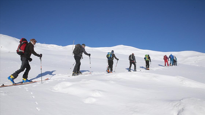 Avrupalı kayakçılar Hakkari’de dağ kayağı yaptı