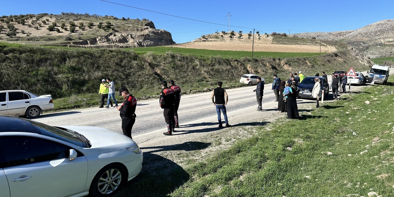 Adıyaman'da üç otomobilin çarpışması sonucu 4 kişi yaralandı