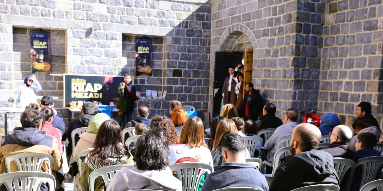 Diyarbakır'da Kitap Mezadı Paşa Hamamı’nda yapıldı