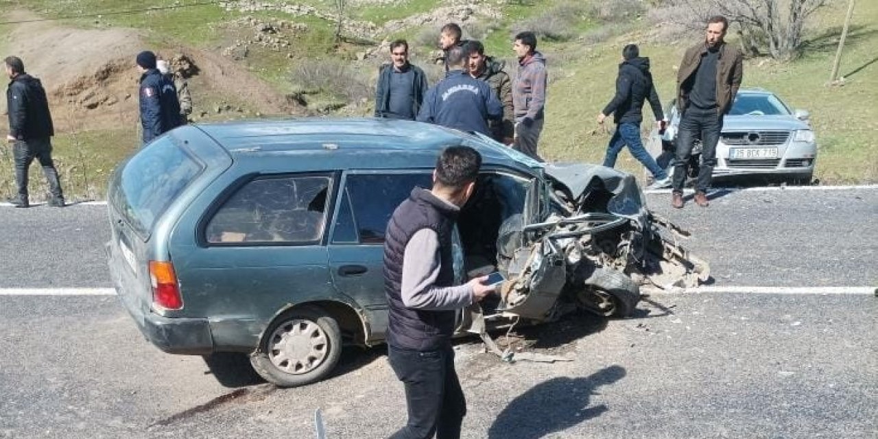 Diyarbakır’da iki otomobil çarpıştı: Ölü ve yaralılar var