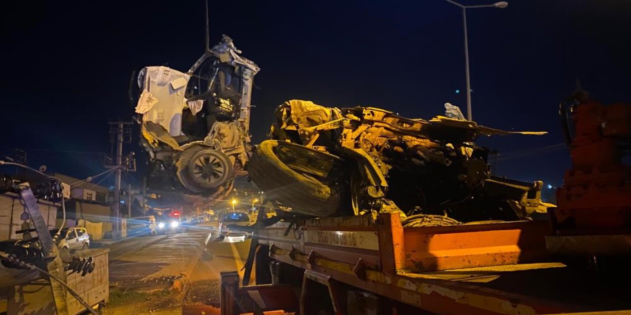 Diyarbakır’da beton direğe çarpan araç hurdaya döndü