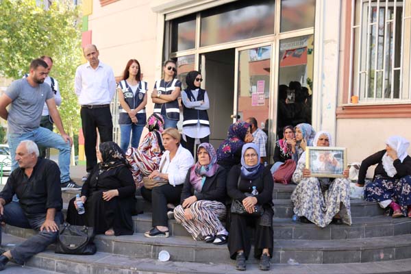 HDP önünde eylem yapan aile sayısı artıyor