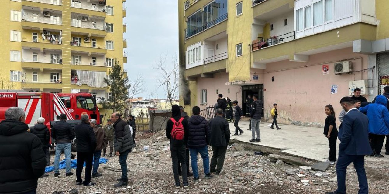 Diyarbakır'da ev yangını: İtfaiye eri yaralandı