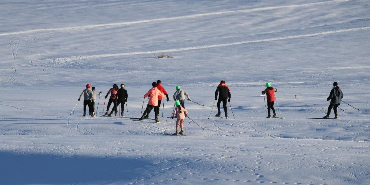 Karlı dağlarda yarışlara hazırlanıyor