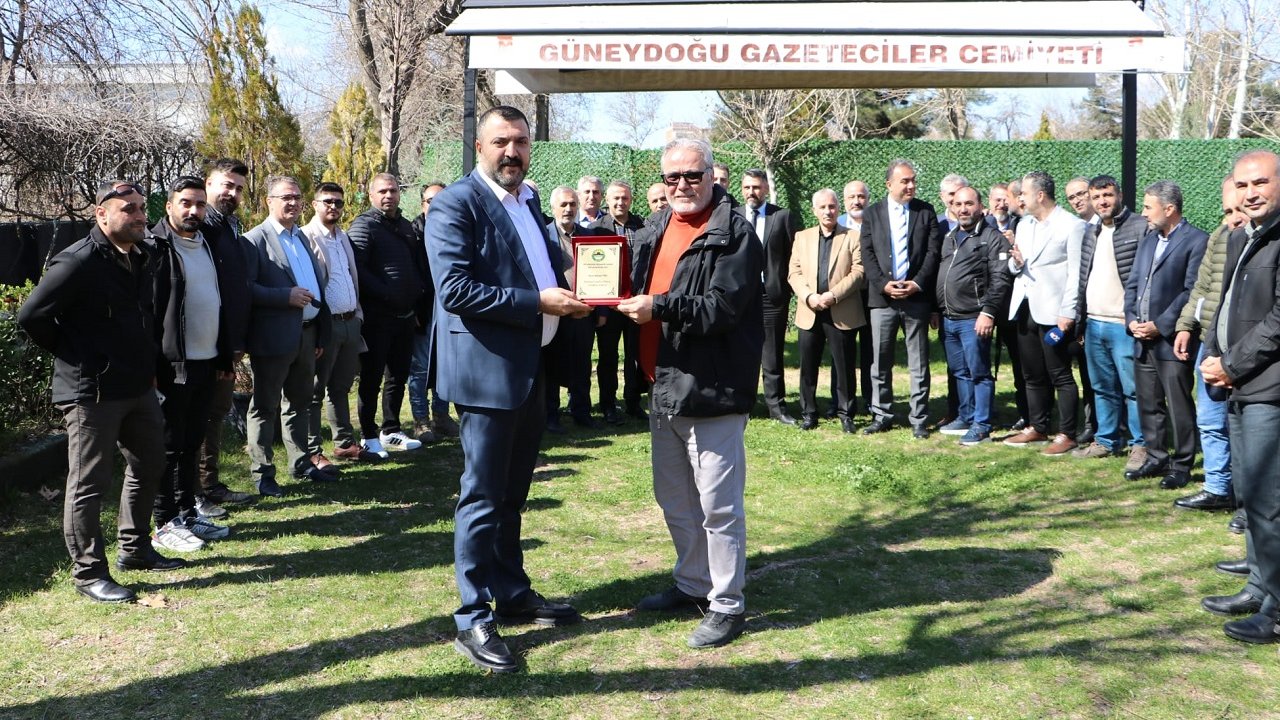 Emekliye ayrılan gazeteci Mehmet Türk’e OSB’den plaket