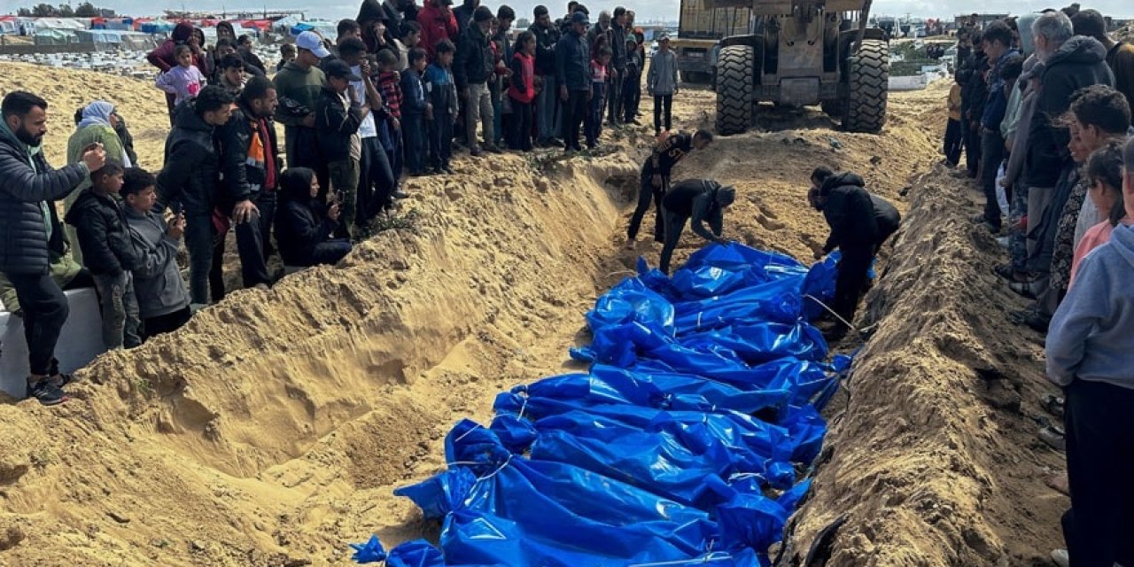 İsrail'in katlettiği siviller toplu mezara gömüldü