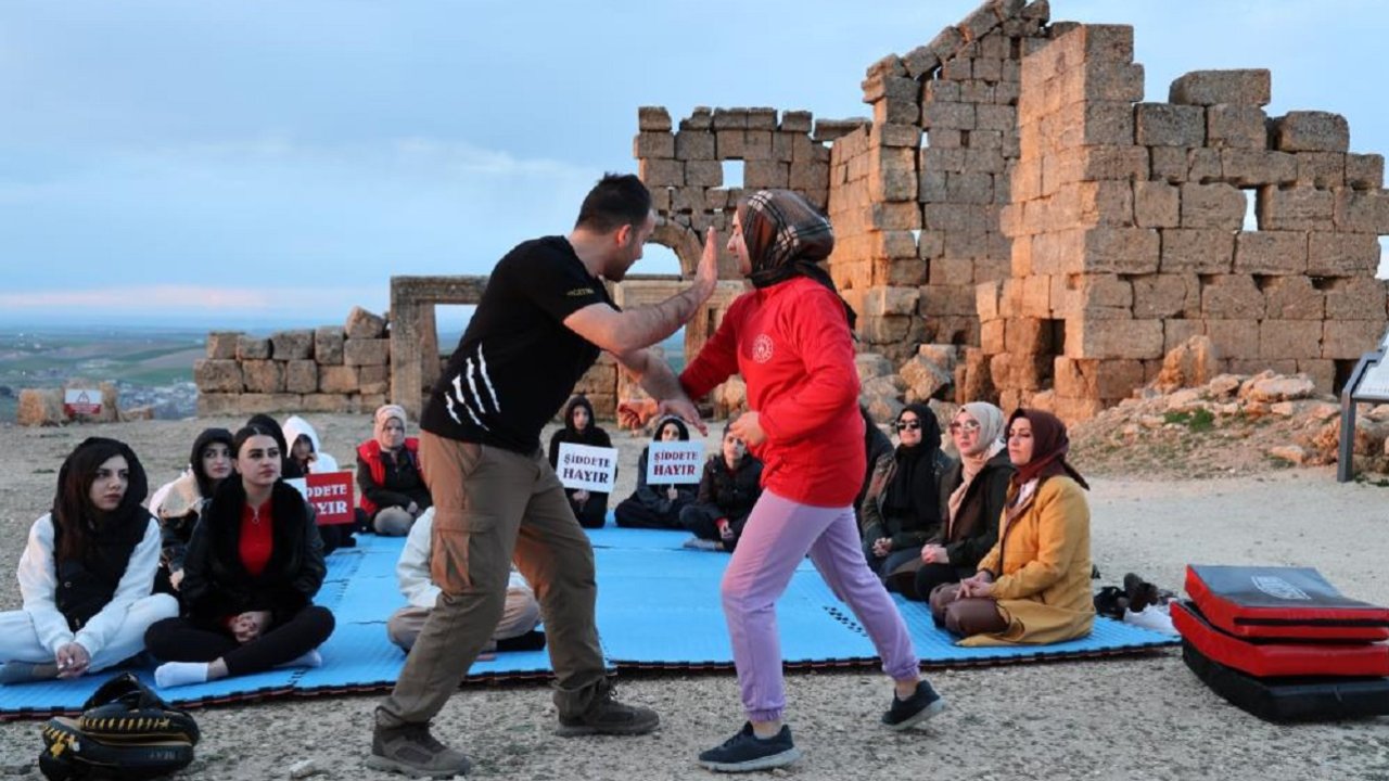 Diyarbakır’daki Zerzevan Kalesi'nde kadınlara yakın savunma eğitimi