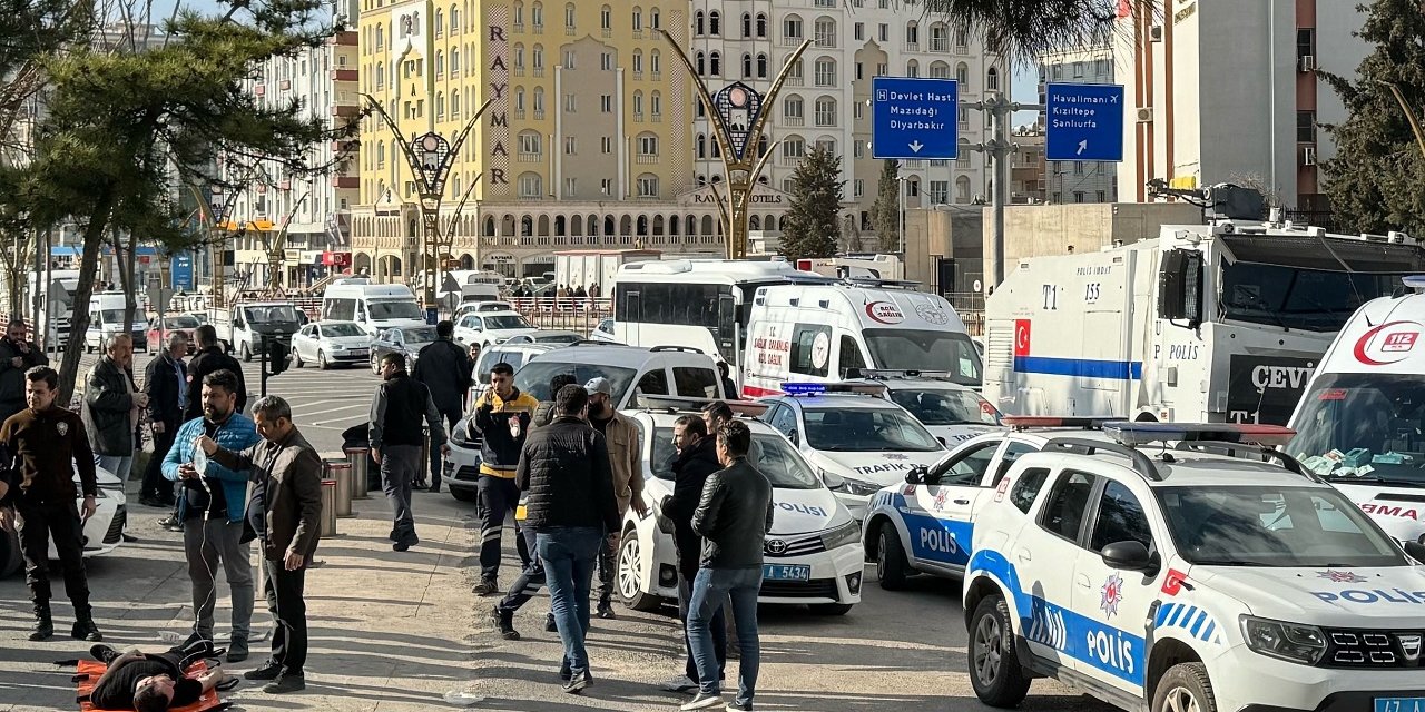 Mardin'de adliye binası önünde silahlı kavga: 1'i polis 5 yaralı