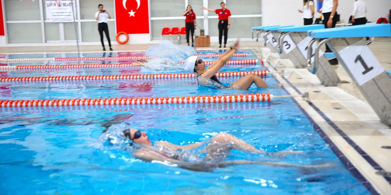 Diyarbakır'da kadınlar, 8 Mart Kadınlar Günü'nde yüzmede yarıştı