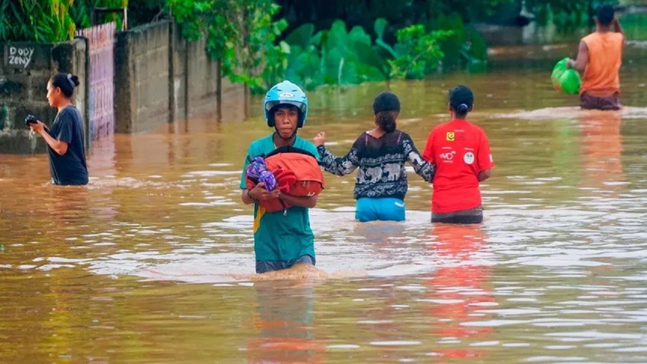 Endonezya'da sel: Ölü sayısı yükseliyor