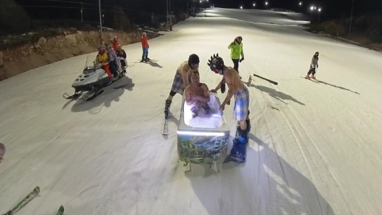 Erzincan’da 3 arkadaş yarı çıplak küvetle kayak yaptı
