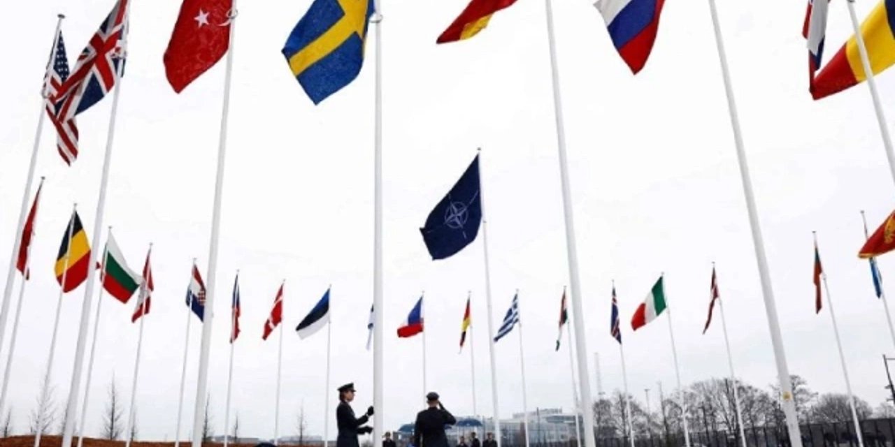 İsveç'in bayrağı NATO'daki yerini aldı