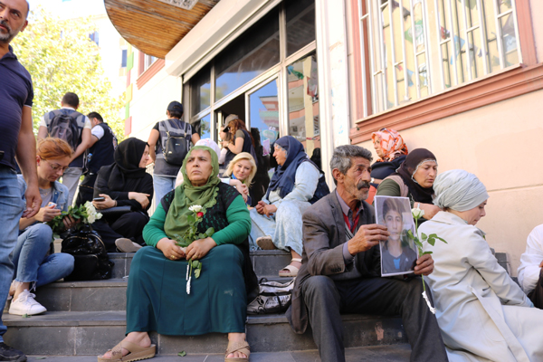 HDP önünde eylem yapan aile sayısı 14’e yükseldi
