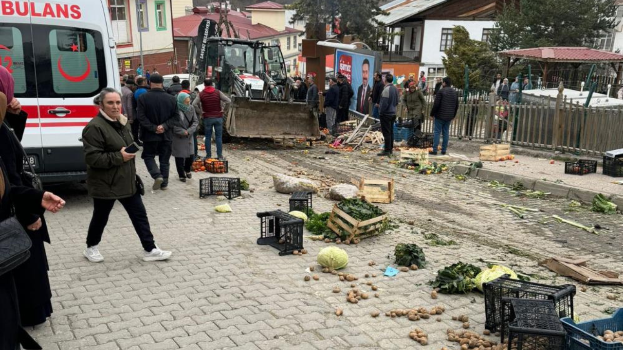 Freni boşalan iş makinesi halk pazarına daldı