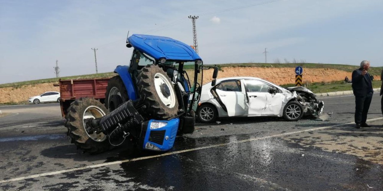 Diyarbakır’da otomobil ile traktör çarpıştı: Yaralılar var